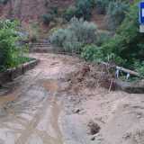 La strada che costeggia il dirupo: l'alluvione l'ha trasformata in un fiume di fango